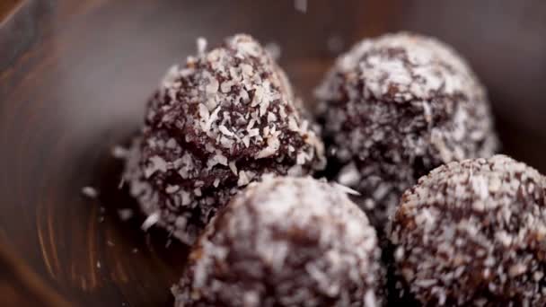 Truffle Oat Dilapisi Dengan Kakao Dan Taburan Kelapa Dekat Dalam — Stok Video
