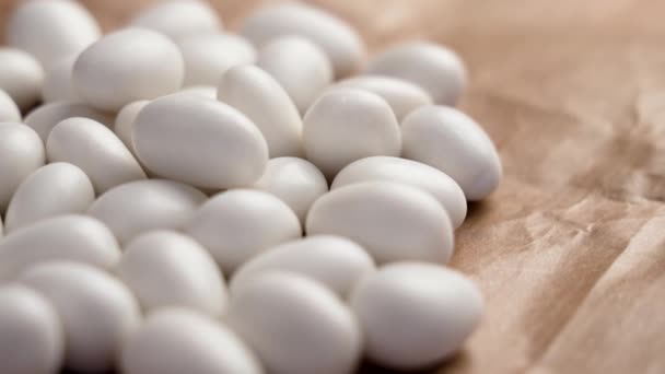 Chocolate Branco Coberto Nozes Amêndoa Papel Embalagem Embrulho Doces Naturais — Vídeo de Stock
