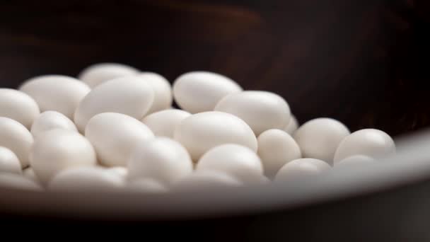 Nozes Envidraçadas Chocolate Branco Dragee Amendoim Prato Madeira Escura Doces — Vídeo de Stock