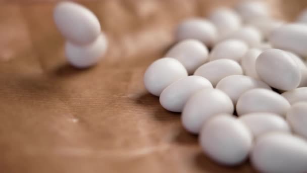 Nozes Envidraçadas Chocolate Branco Dragee Amendoim Papel Kraft Doces Festa — Vídeo de Stock