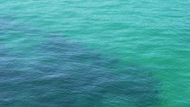 Zachte Turquoise Zee Golven Met Stenen Bodem Blauw Tropisch Gestructureerd — Stockvideo