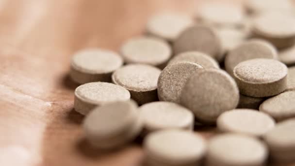 Vitamine Supplementen Een Bruin Inpakpapier Close Rotatie Kruidengeneesmiddel Tabletten — Stockvideo