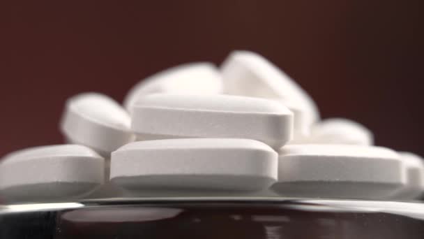 Pil Oval Putih Dengan Latar Belakang Kayu Obat Kimia Medis — Stok Video