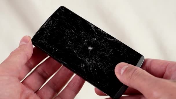Smartphone Quebrado Com Tela Toque Quebrada Mãos Perto — Vídeo de Stock
