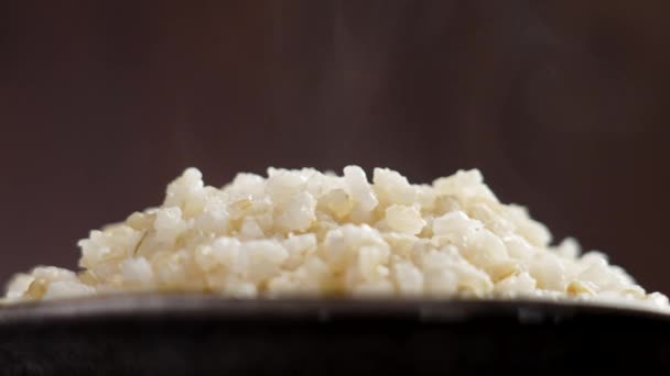 Świeżo Ugotowany Ryż Brązowej Misce Bliska Azjatyckie Tradycyjne Jedzenie Obrót — Wideo stockowe