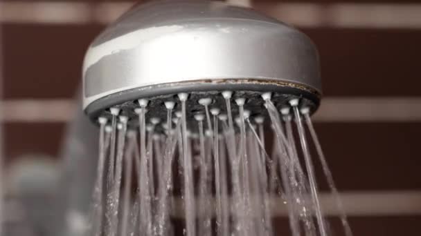 Zamknij Się Wyłączyć Bieżącą Wodę Starej Głowicy Prysznicowej Łazience Aby — Wideo stockowe