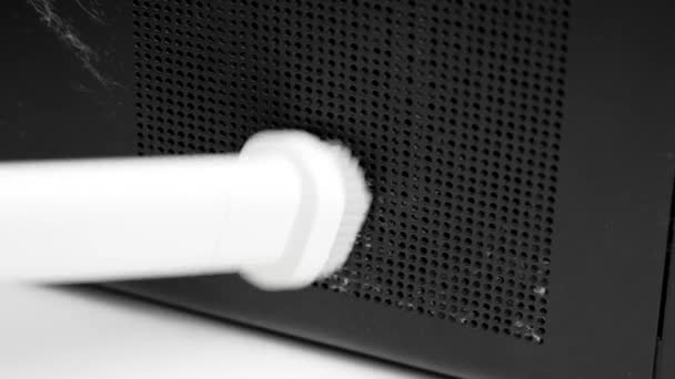 ブラシが付いている白い掃除機が付いているデスクトップのコンピュータ ファンの塵をきれいにして下さい ホワイトテーブルのPcメンテナンスを閉じる — ストック動画