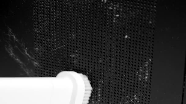 Σκούπισμα Σκονισμένο Πλέγμα Ανεμιστήρα Περίπτωση Χρησιμοποιώντας Λευκό Ηλεκτρική Σκούπα Βούρτσα — Αρχείο Βίντεο
