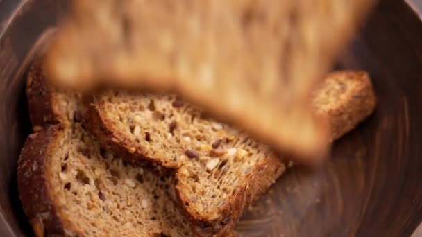 Çavdar Ekmeği Dilimlenmiş Tahıllı Ekmek Kıtır Kıtır Kırsal Siyah Ahşap — Stok video