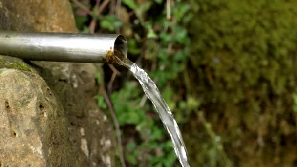泉水是从野外密闭的钢管流出来的纯净水 — 图库视频影像