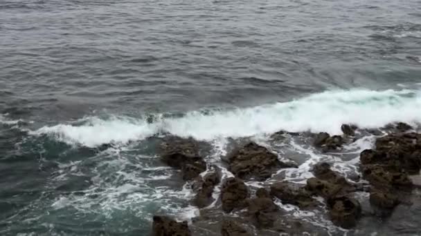 Botsende Zeegolven Spaanse Rotskust Van Noordelijke Baai — Stockvideo