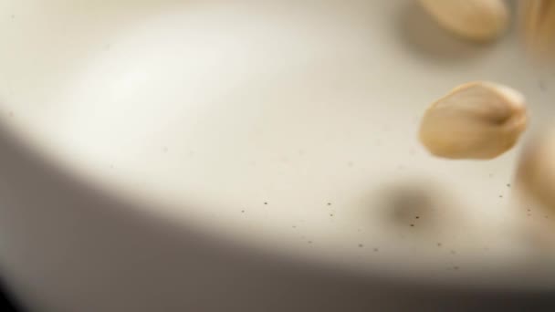 含盐开心果的视频镜头 在慢动作中坠落的易碎坚果 — 图库视频影像