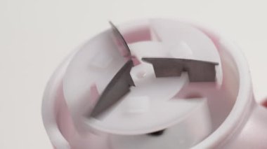 Kıyafetlerdeki topakları çıkarmak için kullanılan parçalanmış bir makine. Bıçak dönüşünü test ediyorum. Ev aletlerinin onarımı ve bakımı