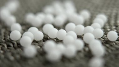 Hasta eli beyaz, küçük homeopatik küreyi yakına alır.