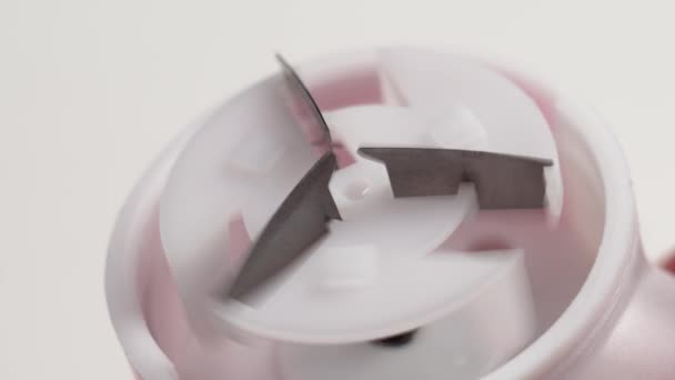 Kıyafetlerdeki Topakları Çıkarmak Için Kullanılan Parçalanmış Bir Makine Bıçak Dönüşünü — Stok video