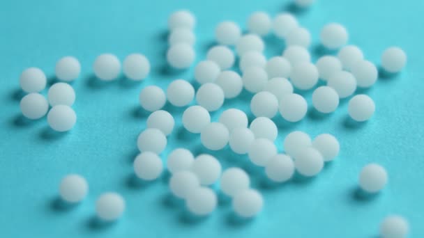 Homeopátiás Gömbök Kék Háttérrel Homeopátia Gyógyszer Fehér Granulátum Forgás — Stock videók