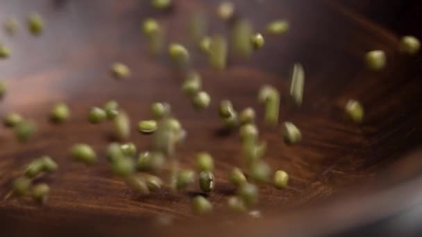 濃い木製のボウルに落ちるドライクリーム豆は 健康的な食事療法の料理を近づけるために ローテーション — ストック動画