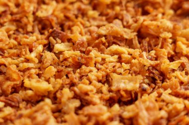 Kızarmış soğan. Kavrulmuş altın arpacık soğanı