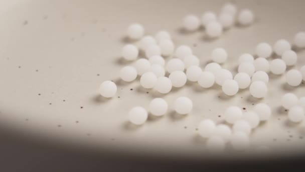 Homeopatyczne Granulki Powierzchni Ceramicznej Kule Ziołowe Medycyny Alternatywnej Substancja Homeopatyczna — Wideo stockowe