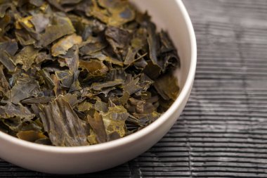 Seramik kasede çiğ Kombu deniz yosunu. Asya 'da kurutulmuş deniz malzemesi. 