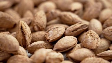 Kavrulmuş tuzlu bademler çatlak kabuklu Noel hediyeleri. Döndürme. Tatil sağlıklı yiyecekler