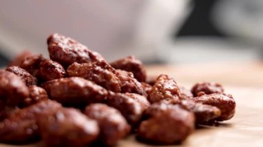 Mutfak masasındaki şekerli bademlerden yapılmış bir yığın Noel şekeri. Döndürme