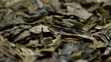 Kurutulmuş kombu yosunu yaprakları. Geleneksel Japon Dashi çorbası malzemesi yakından geliyor. Kurutulmuş su yosunu. Döndürme