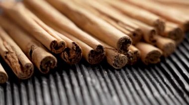 Taze tarçınlı çubuklar dokulu kağıt arkaplanda. Aromatik Canela baharatı. Döndürme