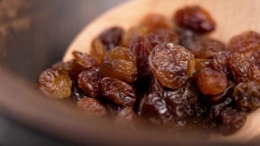Kuru üzümlü meyveler tahta kaşıkta. Kurutulmuş organik gıda. Makro çekim