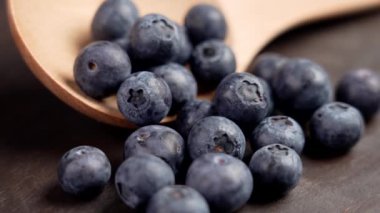 Taze yaban mersini ve ahşap mutfak malzemeleri yakından. Döndürme