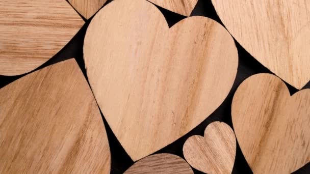 Herzförmige Holzsymbole Schließen Sich Romantischer Hintergrund Rotation Ansicht Von Oben — Stockvideo