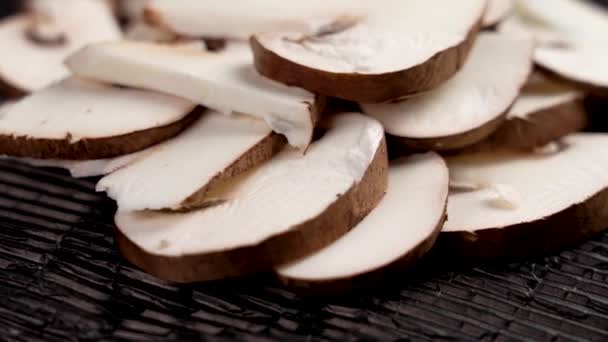 切碎的褐色可食波尔图贝洛香菇 意大利菜式新鲜配料紧密相连 — 图库视频影像