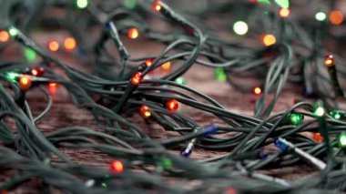 Yanıp sönen çok renkli ışıkları olan Noel çelengi. Yeni yıl şenliği elektrikli ışıklandırma ekipmanları. Döndürme