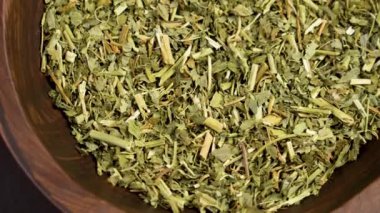 Tutku çiçeği kurutulmuş bitkiler. Kuru Passiflora incarnata dolu ahşap kasede. Alternatif bitkisel ilaç yeşil malzeme. Döndürme