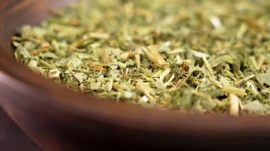 Passiflora kuru yaprakları ahşap kasede. Kurutulmuş Çarkıfelek çiçeği otları rahatlamak için kapanır. Döndürme