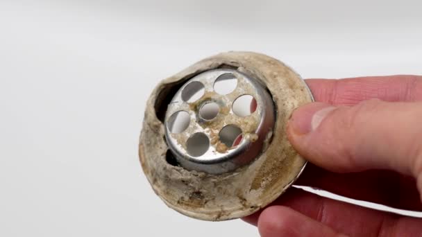 Βρώμικο Ανοξείδωτο Χάλυβα Μπάνιο Νεροχύτη Τρύπα Στο Χέρι Επισκευαστή Κοντά — Αρχείο Βίντεο