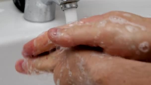 Ремонтник Мыл Грязные Руки Мылом Белой Раковине Ванной — стоковое видео