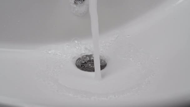 Ροή Καθαρού Κρύου Πόσιμου Νερού Ένα Λευκό Νιπτήρα Μπάνιου Κοντά — Αρχείο Βίντεο