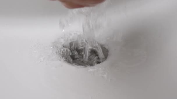 Man Wassen Handen Spatten Schoon Water Witte Badkamer Wastafel Close — Stockvideo
