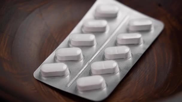 Envases Blister Plata Farmacéutica Con Píldoras Blancas Ovaladas Que Caen — Vídeo de stock