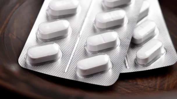 Pillole Bianche Nuove Confezioni Blister Primo Piano Uno Sfondo Legno — Video Stock