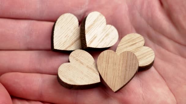 Drewniane Serca Rękach Bliska Ubezpieczenie Rodzinne Koncepcja Walentynek — Wideo stockowe