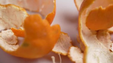 Yavaş çekimde portakal kabuklarıyla mandalina soymak. Geleneksel Yeni Yıl Yemeği