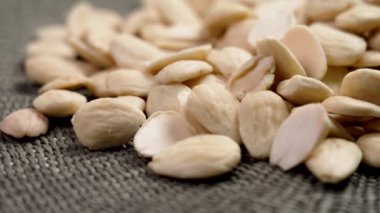 Çiğ kabuklu badem. Mutfak hasırında soyulan fındıklar. Döndürme
