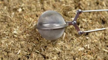 Alternatif tıp naturopatisinin kurutulmuş şifalı bitkisel çay süzgeci. Döndürme