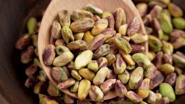 Kırsal mutfak malzemelerinde soyulmuş fıstık. Kabuksuz çekirdekler. Sağlıklı beslenme atıştırmalığı. Döndürme