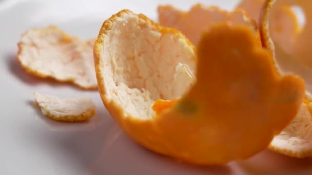 Peelings Mandarina Naranja Sobre Cerámica Blanca Concepto Preocupaciones Navideñas Rotación — Vídeos de Stock