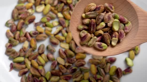Kacang Pistachio Dikupas Dalam Sendok Naik Kernel Tanpa Shell Makanan — Stok Video