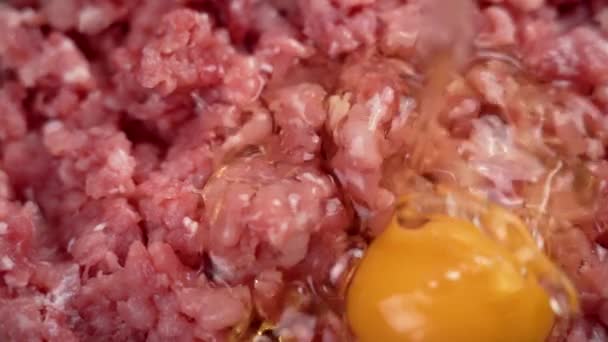 슬로우 모션에서 고기에 떨어지는 신선한 노른자 클로즈업 전통적인 커틀릿 회전은 — 비디오