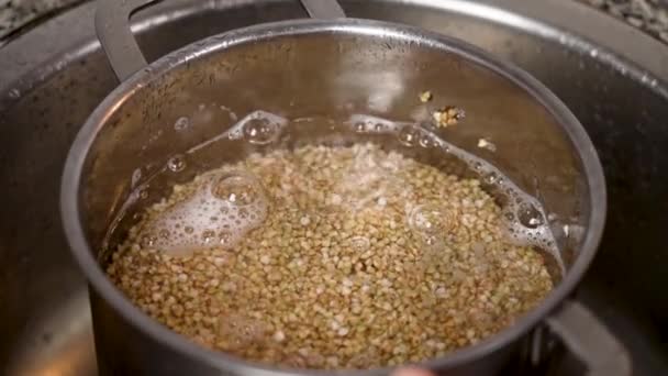 Mutfak Lavabosundaki Çelik Bir Tavada Islanarak Kuru Yeşil Karabuğday Hazırlıyorum — Stok video